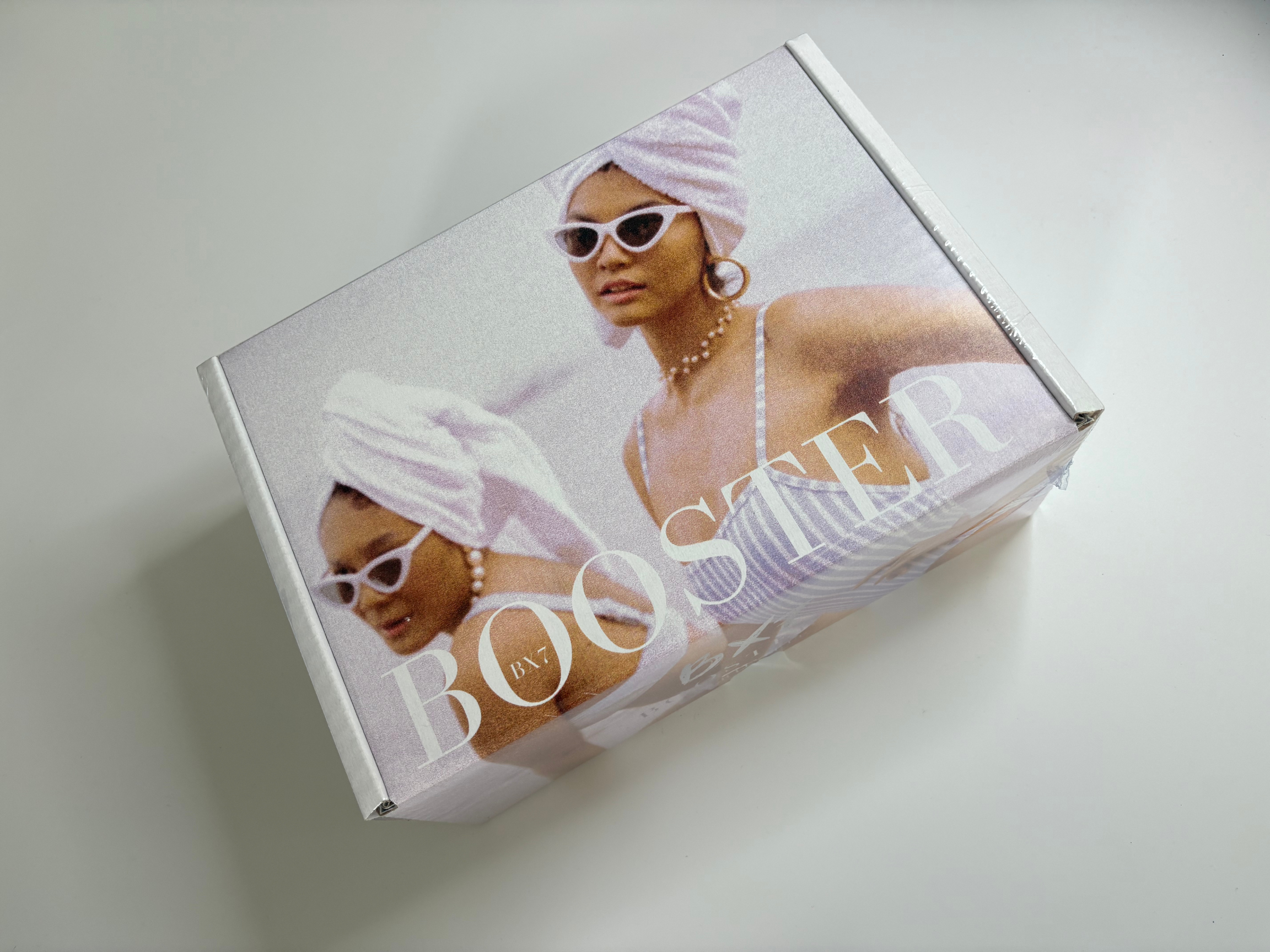 Geschlossene Booster X7 Mystery Box auf einem Tisch