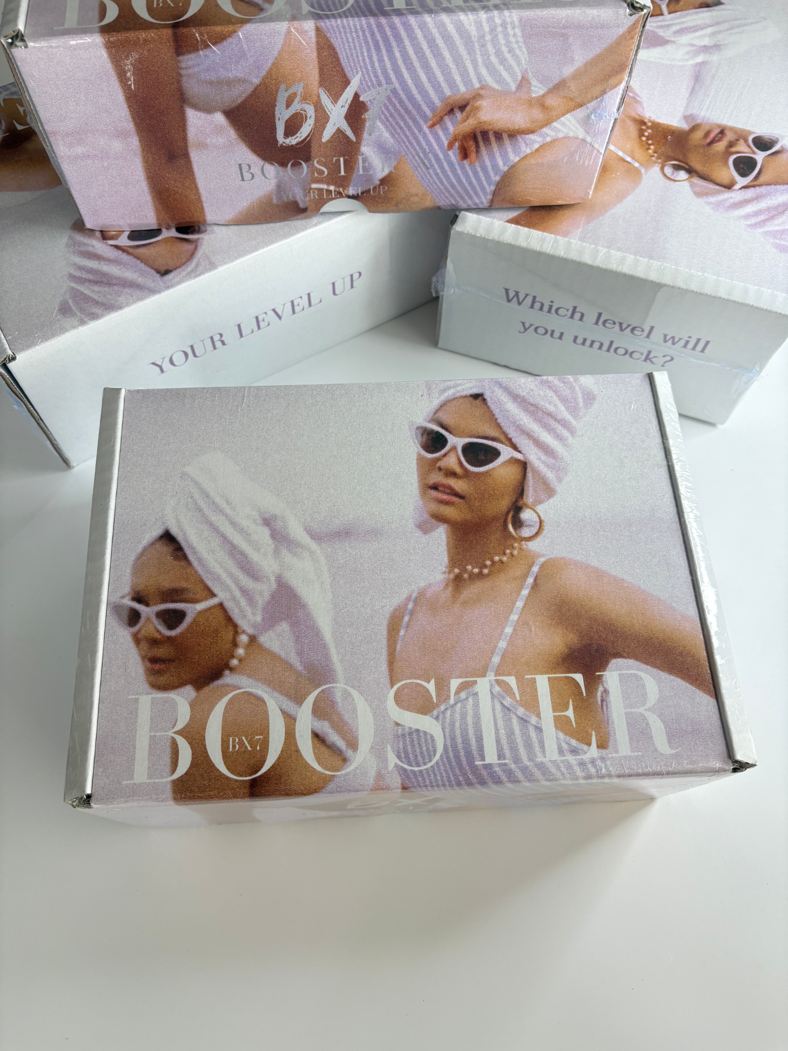 Booster X7 Boxen als Vorrat auf Tisch Luxusartikel und Designerartikel