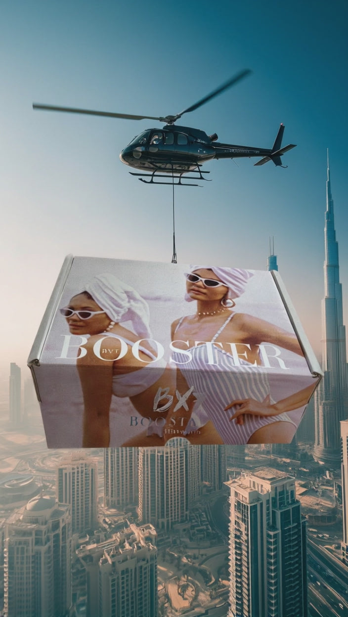 Luxus-Mystery Box am Seil unter Helikopter über moderner Skyline